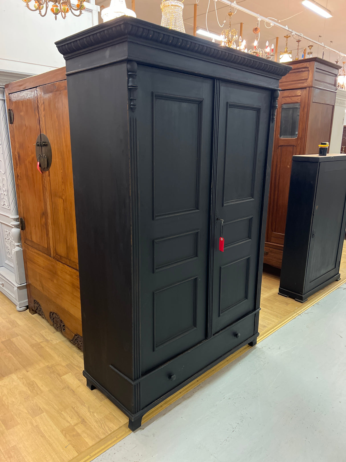 Upea suoralinjainen vaatekaappi L. 122,5cm, S. 52cm ja K. 183cm