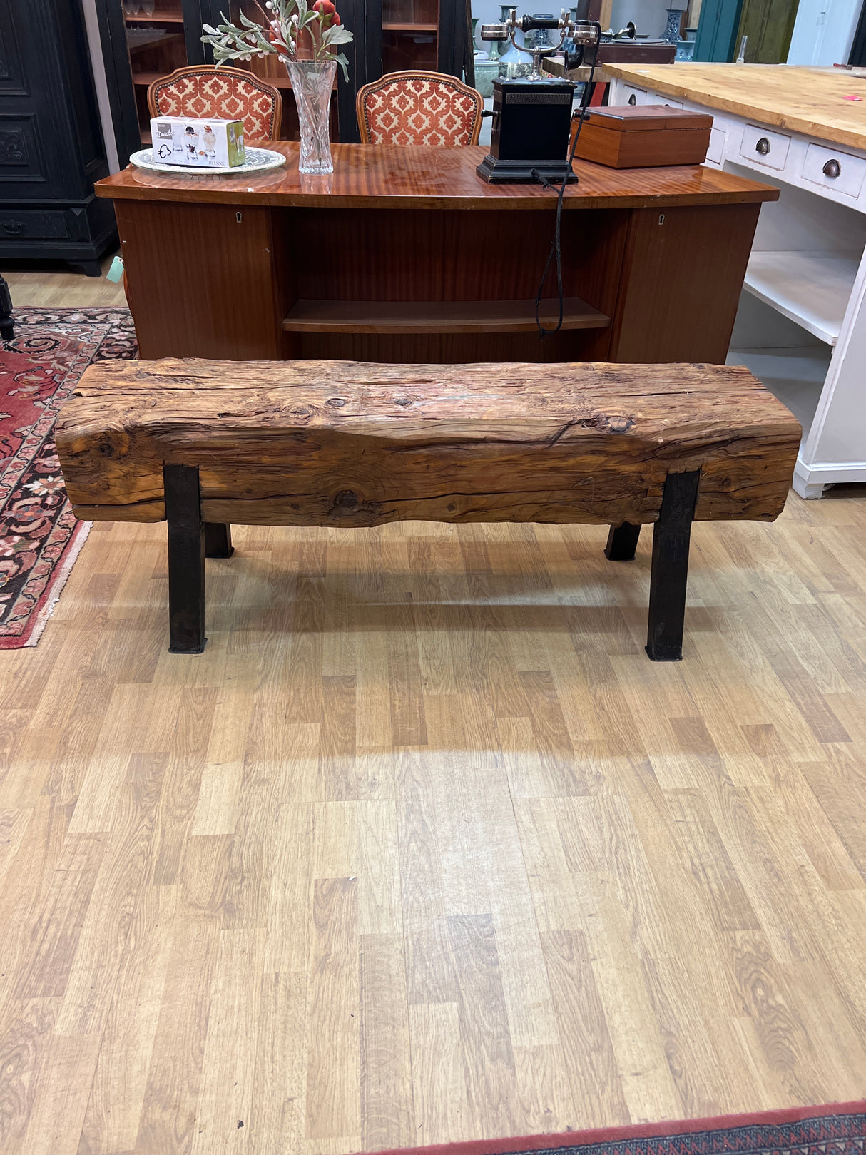 Penkki/ tv-taso/kukkapöytä/ metallijaloilla ja massiivisella tukilla.😍 L. 131cm, S.30cm ja K. 48,5cm