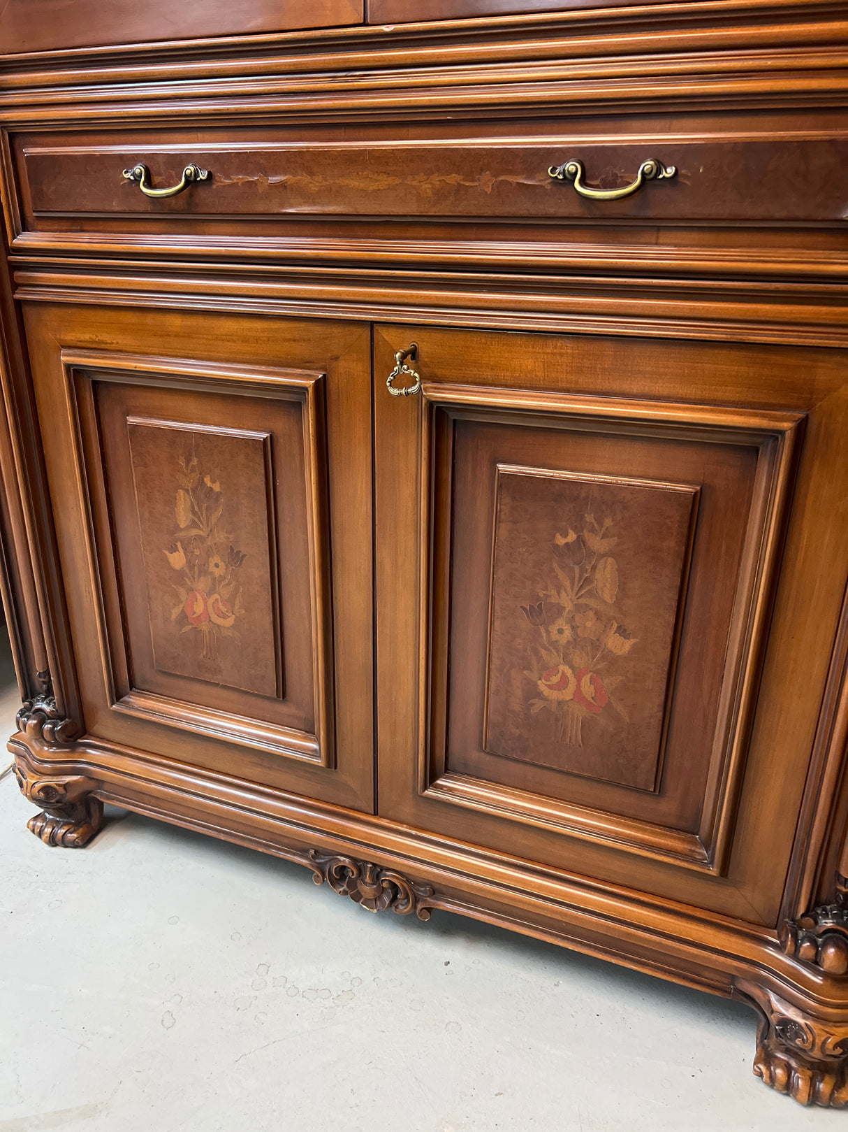 Stunning cabinet / breakfast cabinet W. 120cm, D. 68cm and H. 185cm