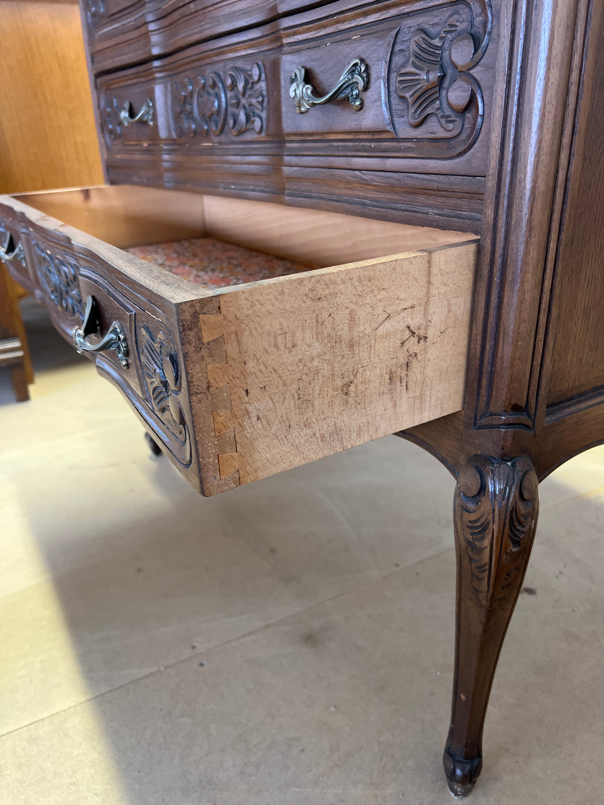 Rokokoo lipasto L. 83,5cm, S. 38,5cm ja K. 79,5cm