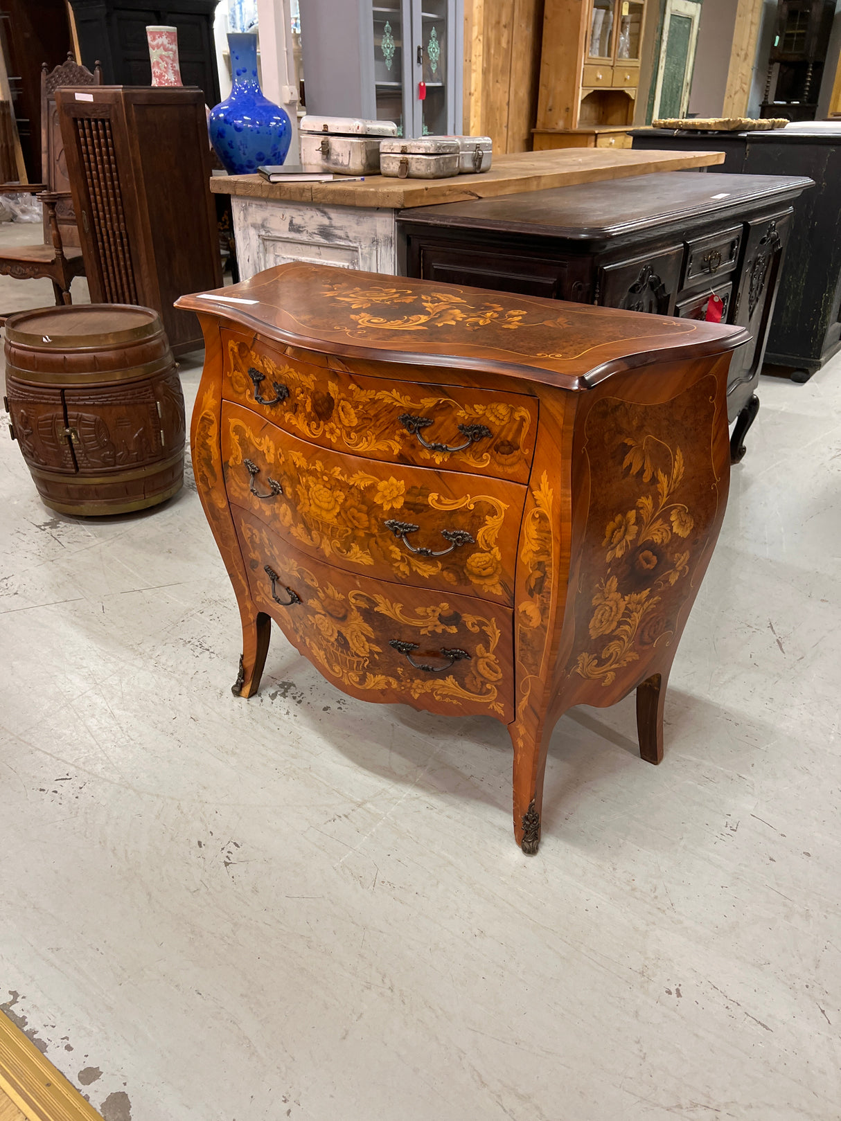 Mahalipasto L. 90cm, S. 42cm ja K. 81cm.