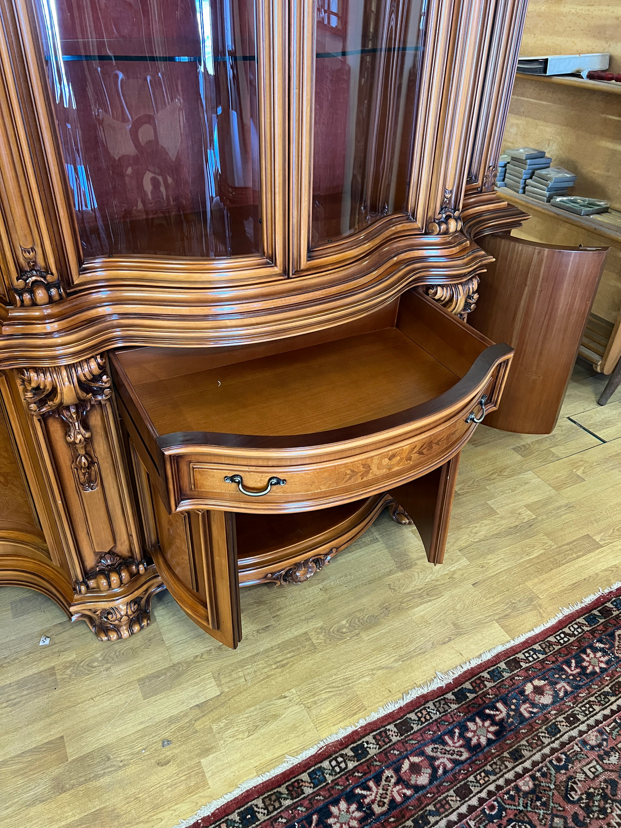 Uskomattoman kaunis italialainen ruokasalikalustokokonaisuus. Pöytä + 6 tuolia, astiakaappi, senkki + peili.