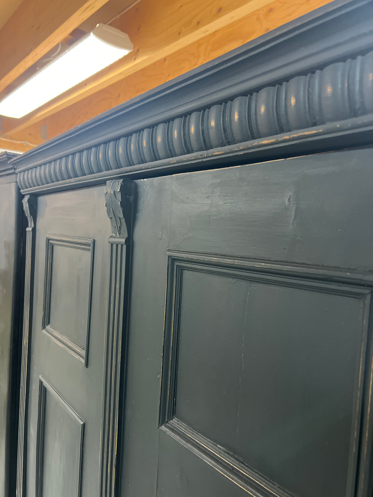 Black wardrobe W. 124.5cm, D. 55cm and H. 178cm