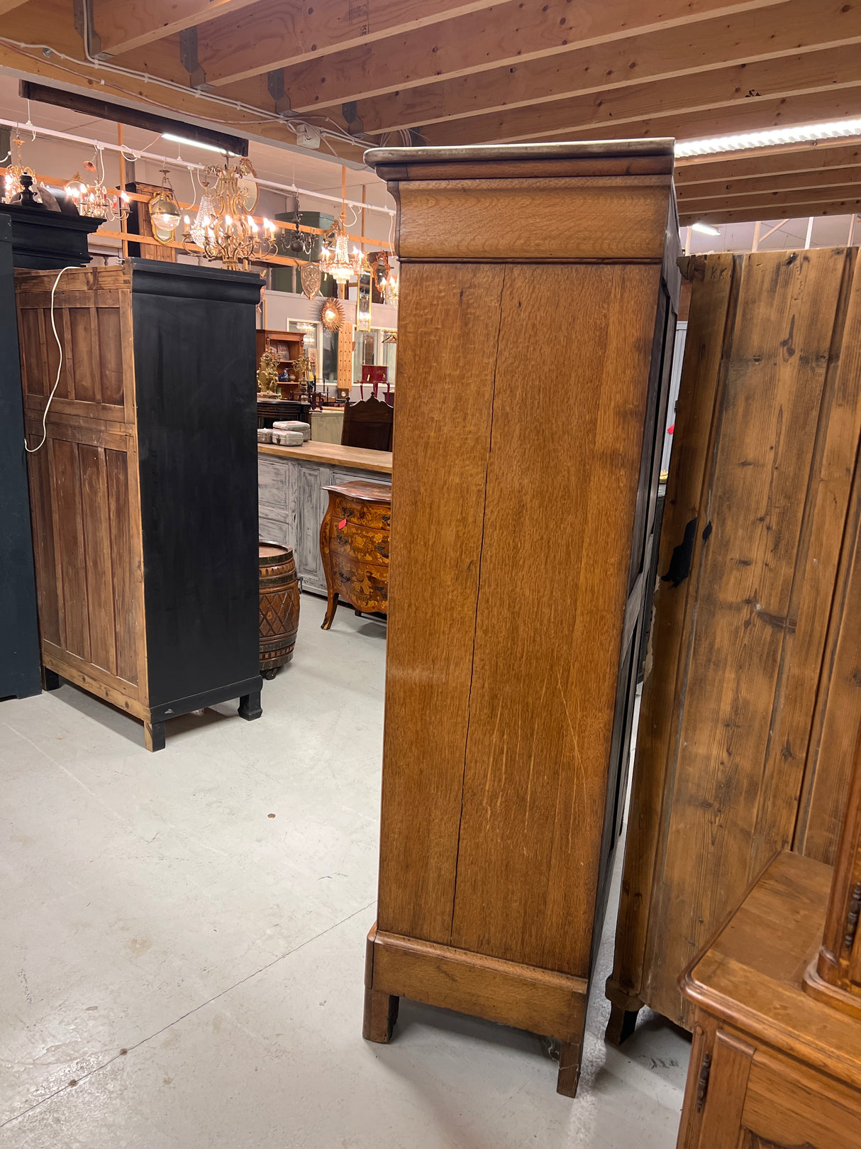 Upea tamminen liina vaatekaappi L. 127cm, S. 51cm ja K. 179,5cm