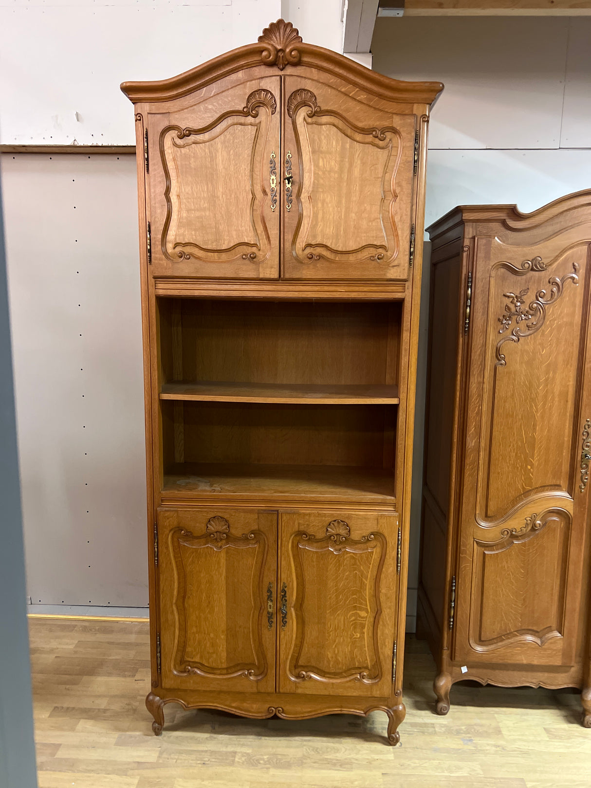 Rokokoo hyllykaappi L.97cm, S. 44cm ja K. 236cm