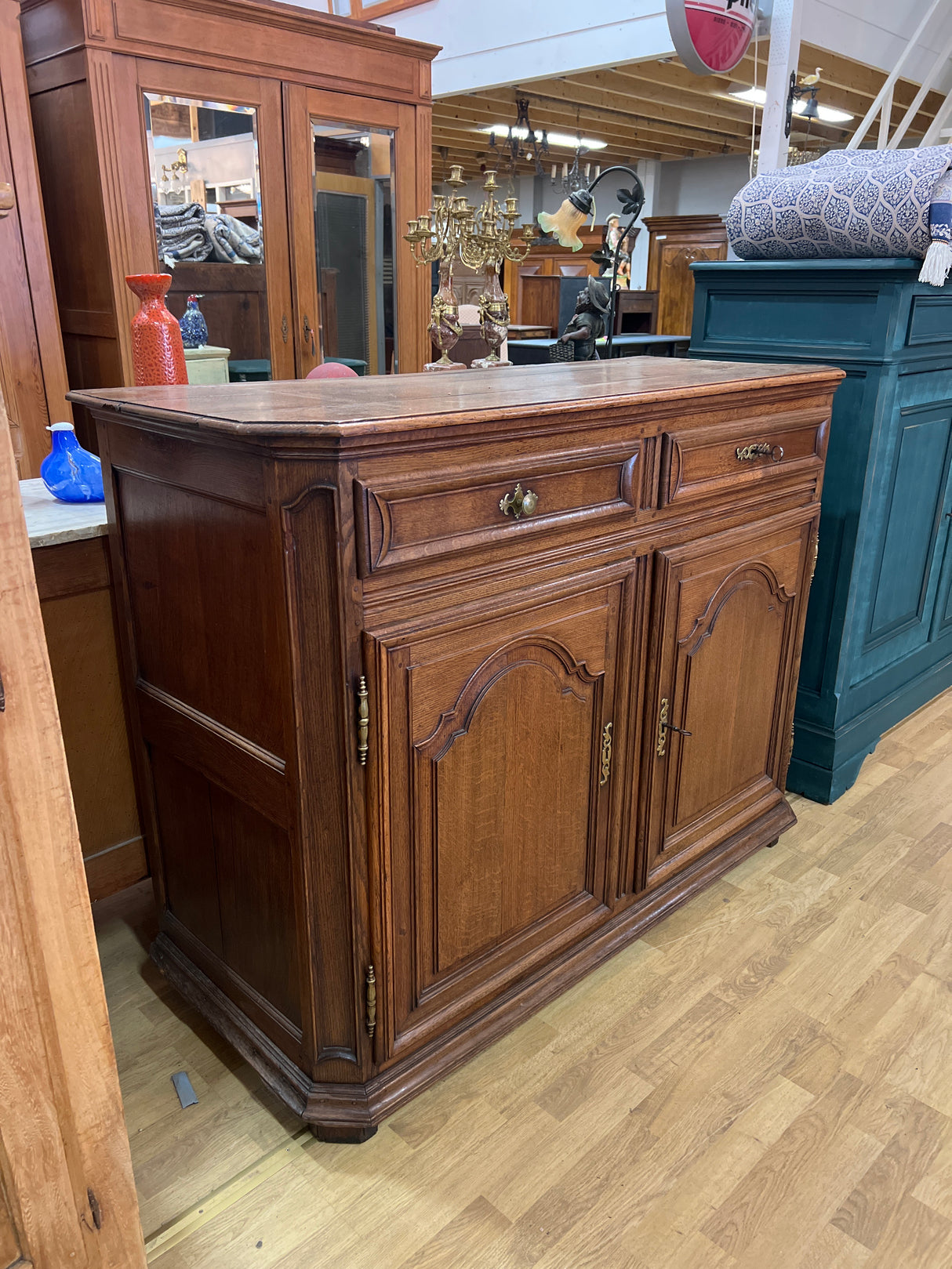 Upea tamminen barokki senkki L. 145,5cm, S. 57cm ja K. 112cm.