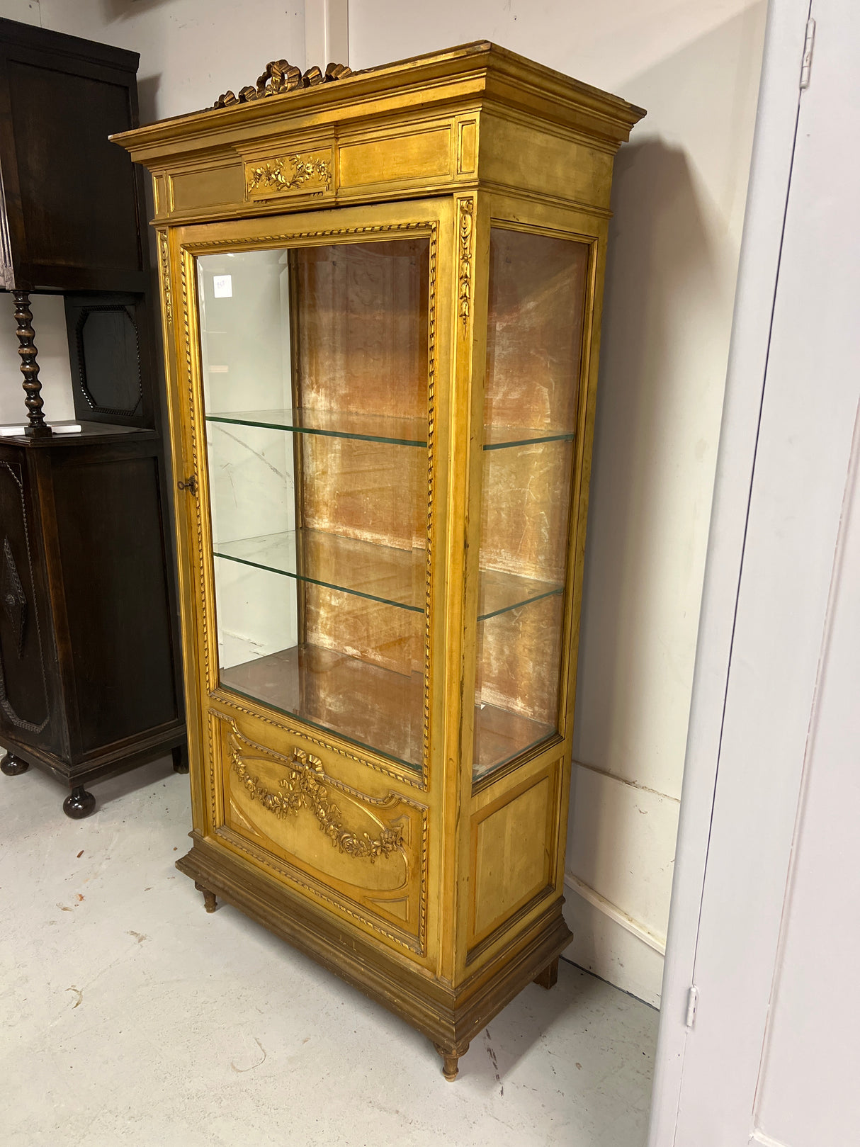 Empire vitriinikaappi L. 86cm, S. 40,5cm ja K. 169cm.