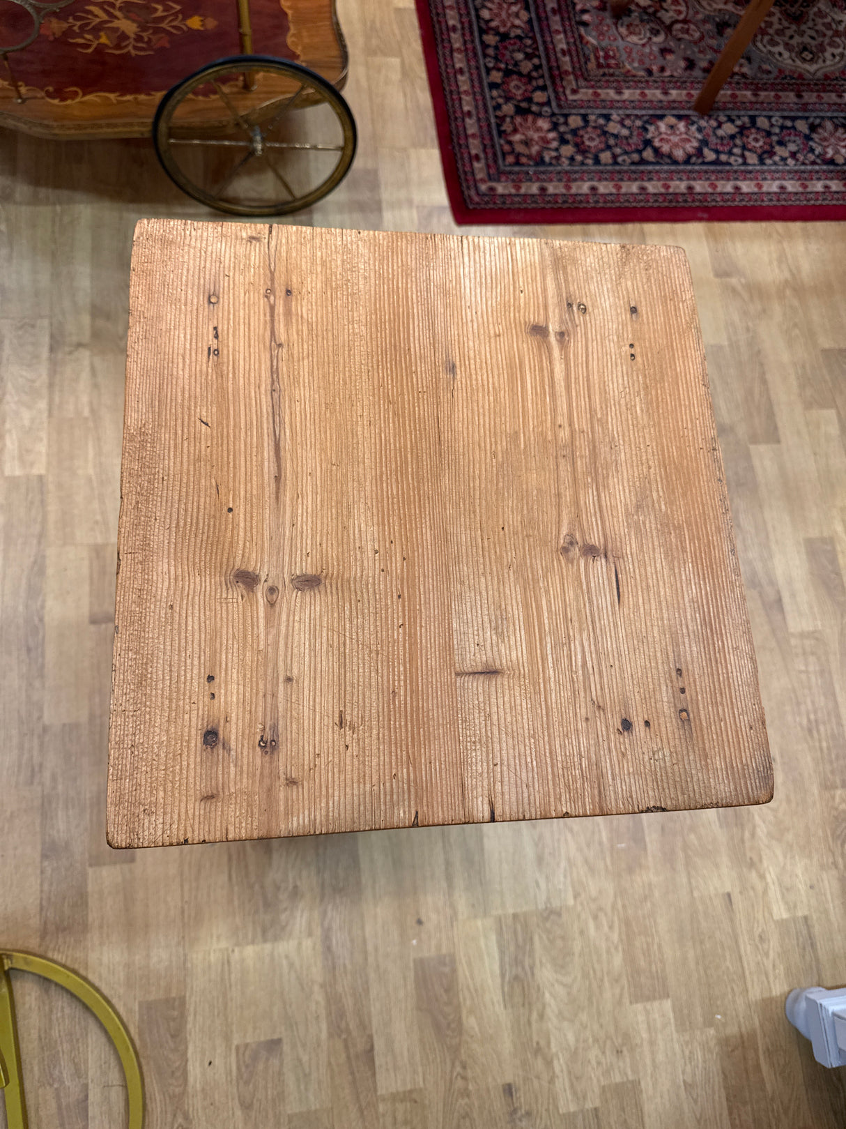 Talonpoikais kukkapöytä