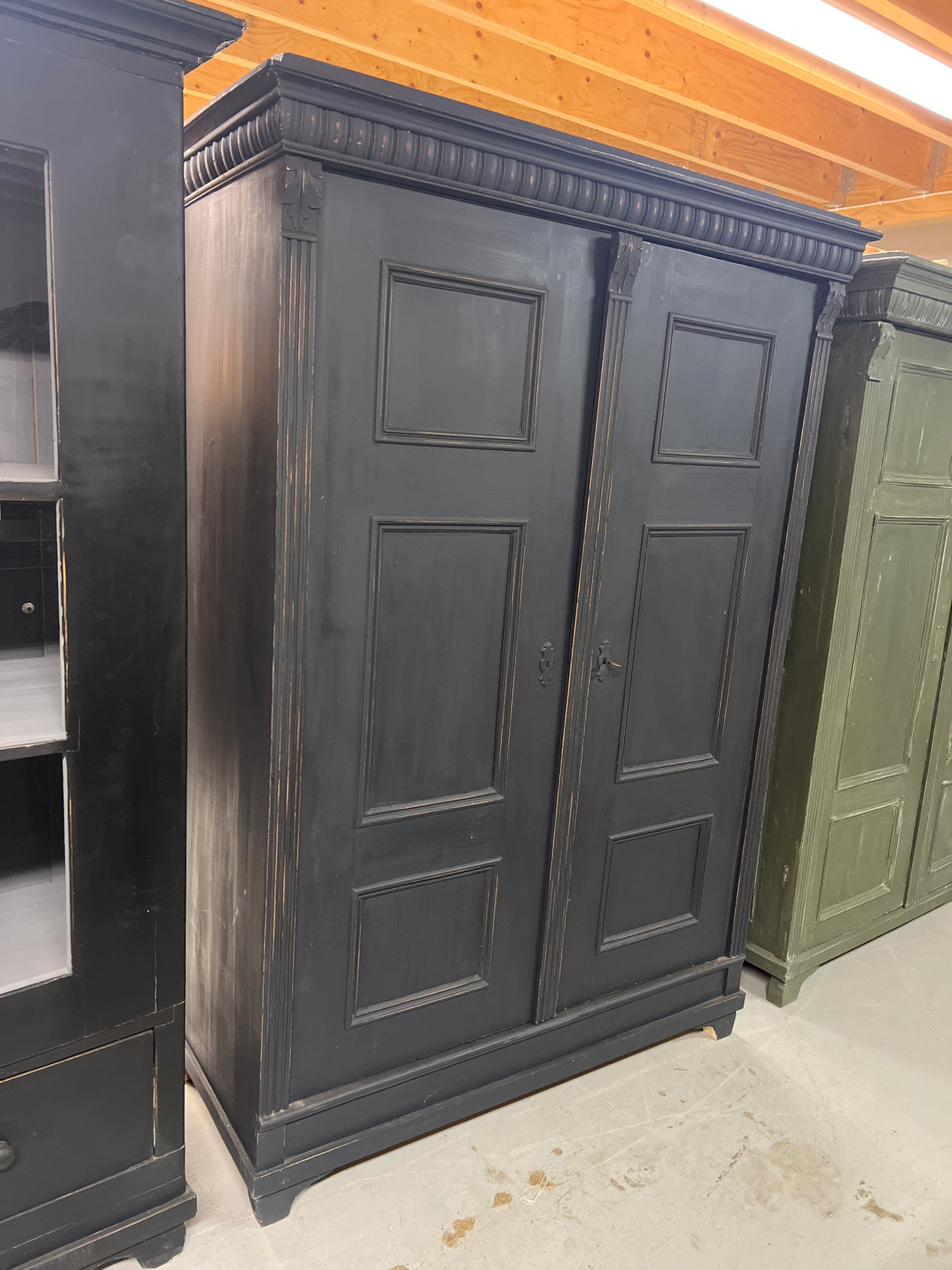Black wardrobe W. 124.5cm, D. 55cm and H. 178cm