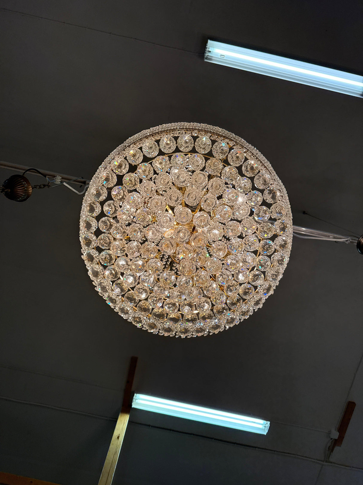 Upea ja tasokas kristallivalaisin kullan värisellä rungolla. Halkaisija 60cm