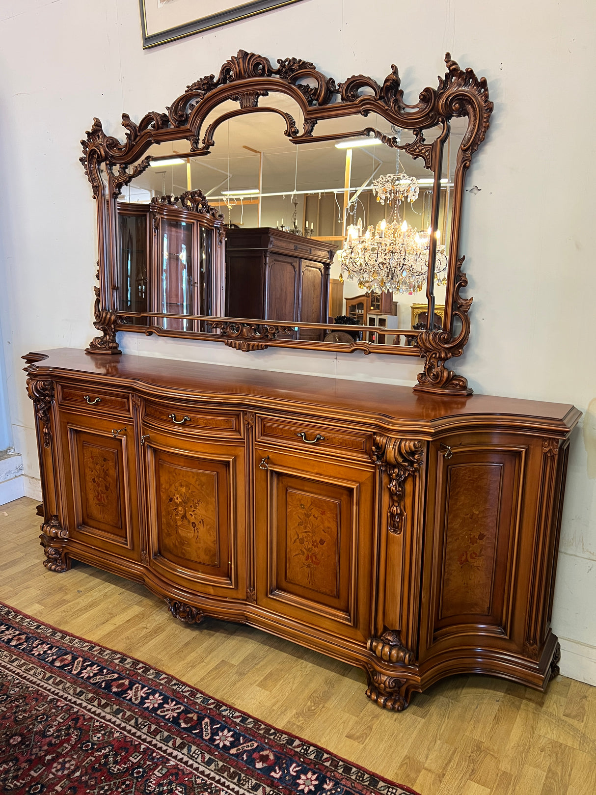 Uskomattoman kaunis italialainen ruokasalikalustokokonaisuus. Pöytä + 6 tuolia, astiakaappi, senkki + peili.