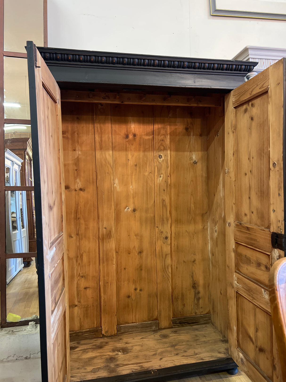 Musta vaatekaappi 1920-luvun unkarista L.119,5cm, S. 53,5cm ja K. 178cm.