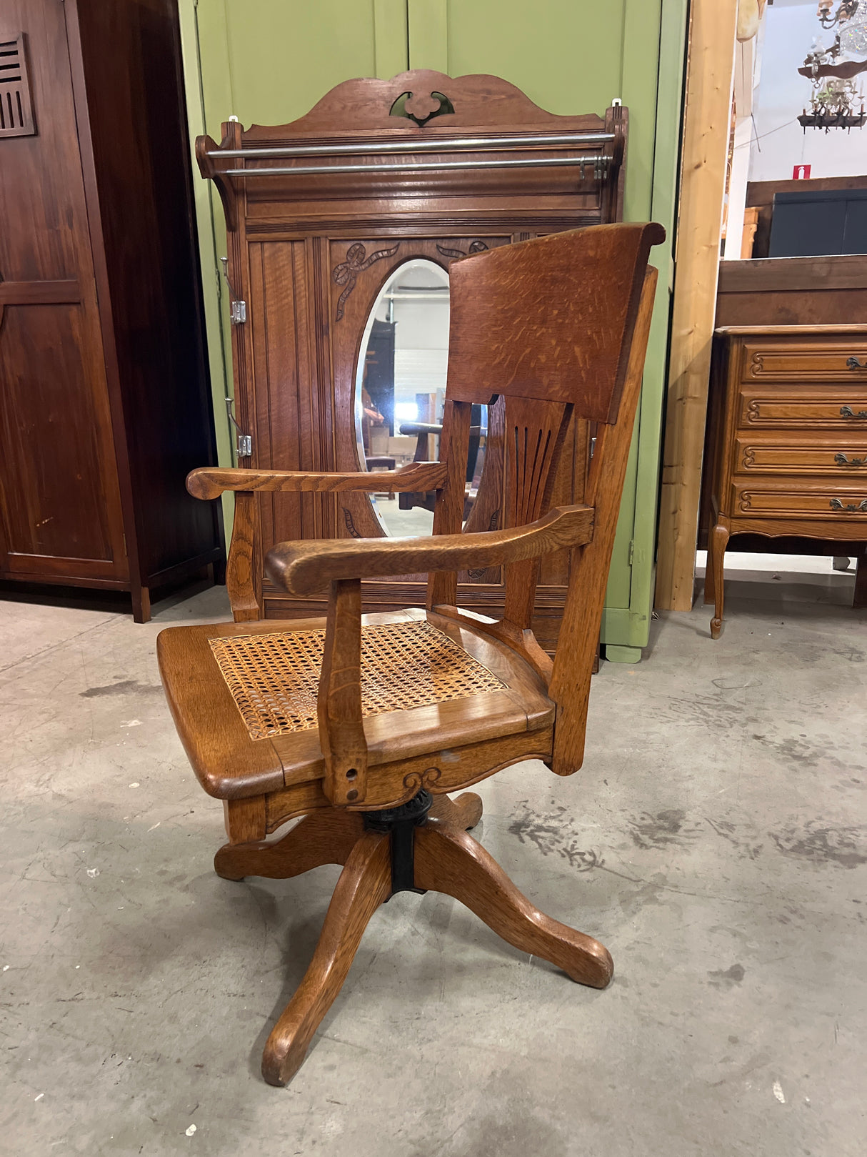 Kirjoituspöydän tuoli L. 60cm, S.50cm ja K. 98cm