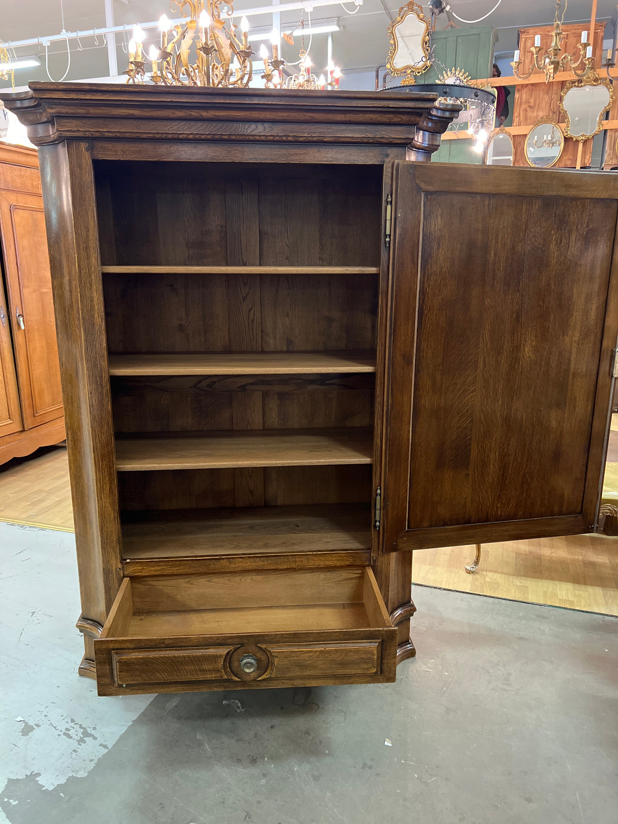 Tamminen vaatekaappi