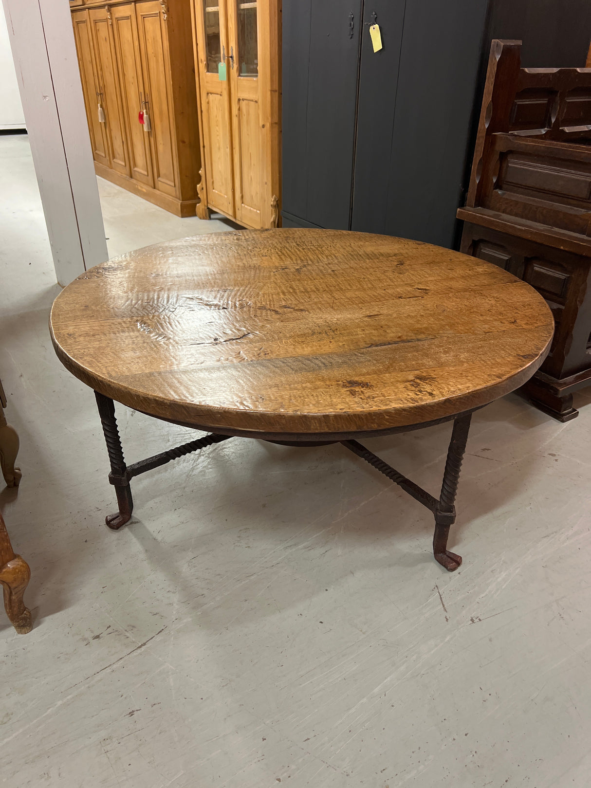 Coffee table Dia. 116cm and H. 46.5cm.