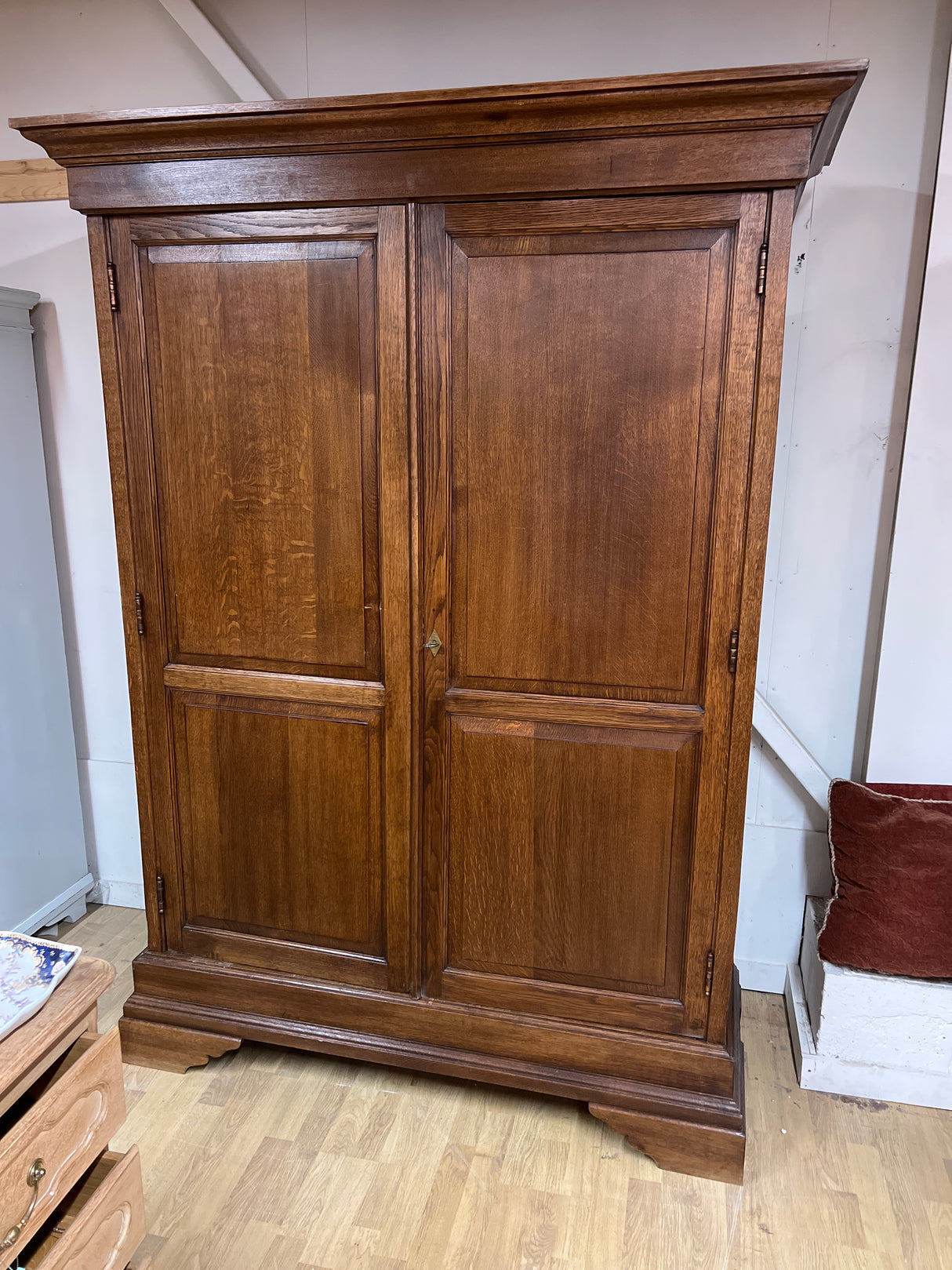 Tamminen vaatekaappi L. 150cm, S. 59cm ja K. 204,5cm