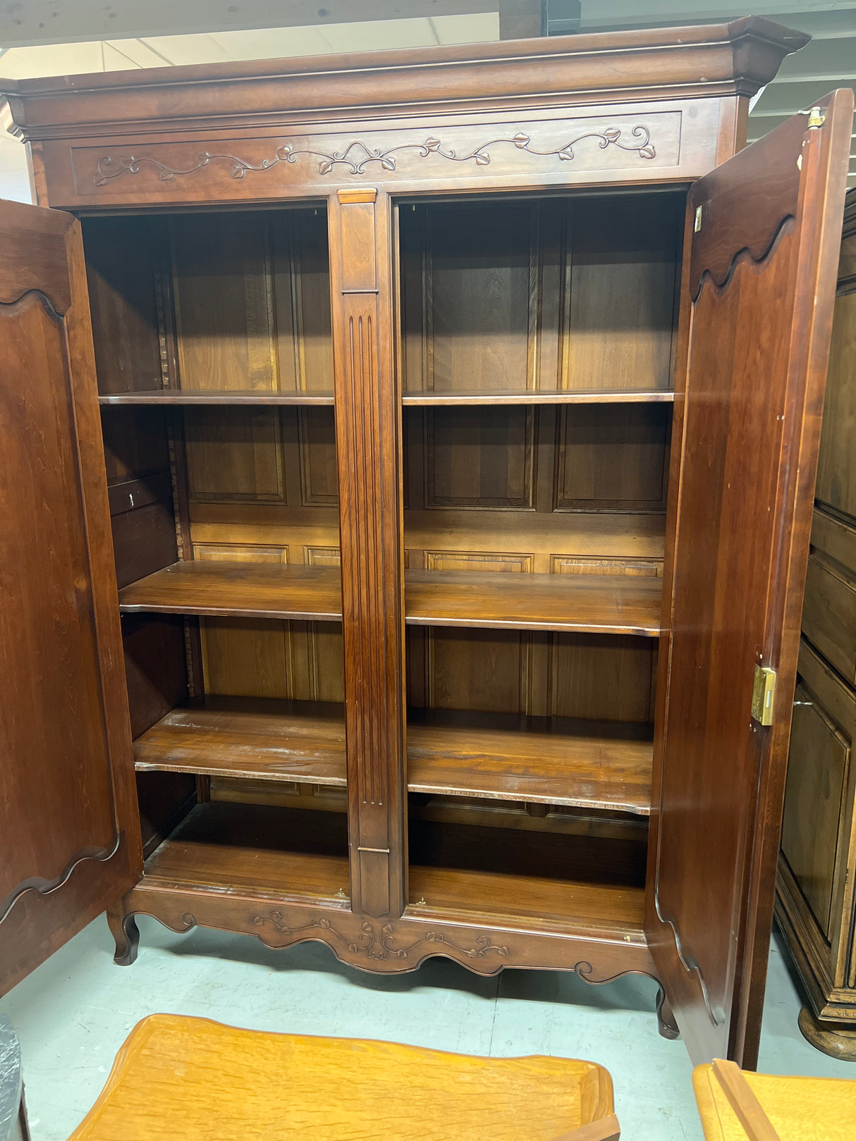 Todella tasokas mahonki vaatekaappi L. 165cm, S. 65cm ja K. 210cm