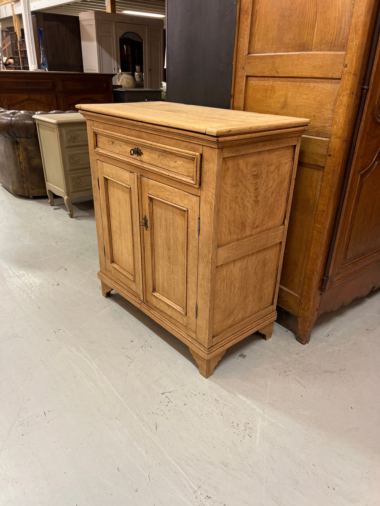 Beautiful oak chest of drawers. W. 89.5cm D. 47cm H. 98.5cm