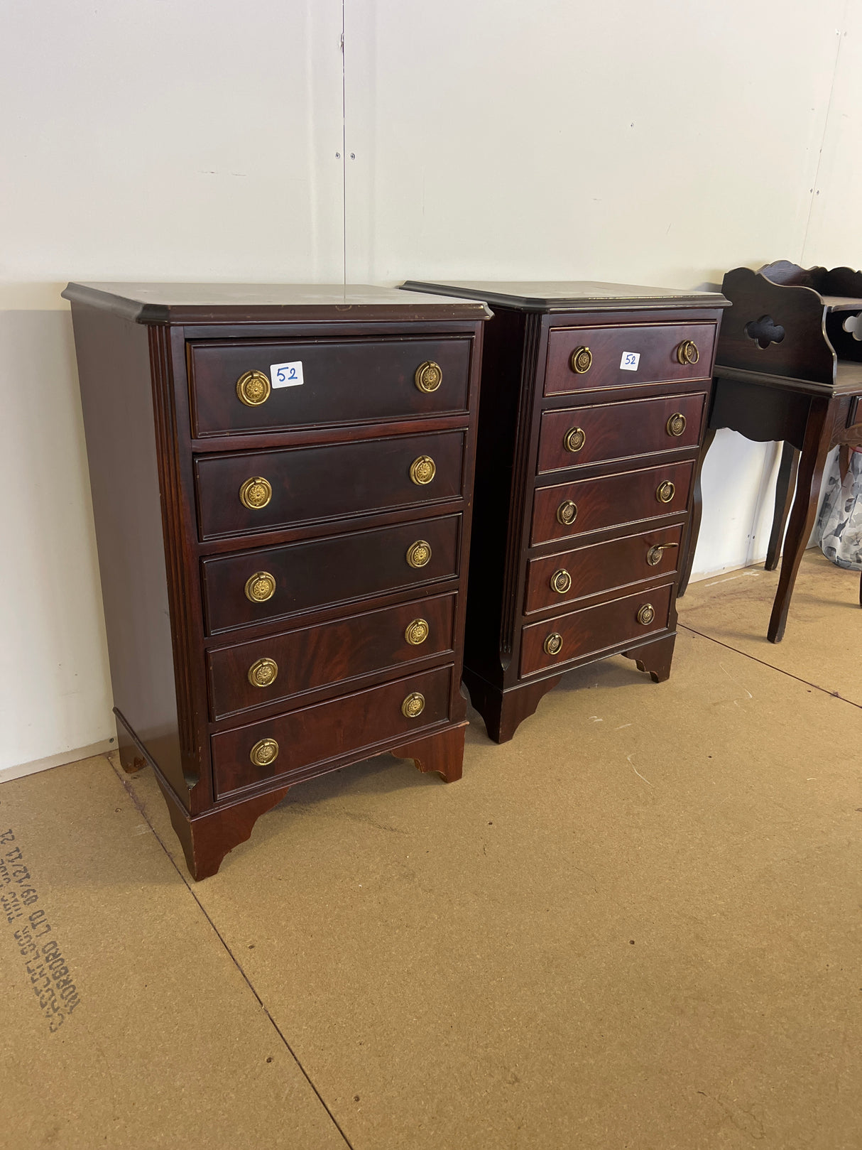 Englantilaiset yöpöydät. L. 45,5cm, S. 32,5cm ja K. 71,5cm