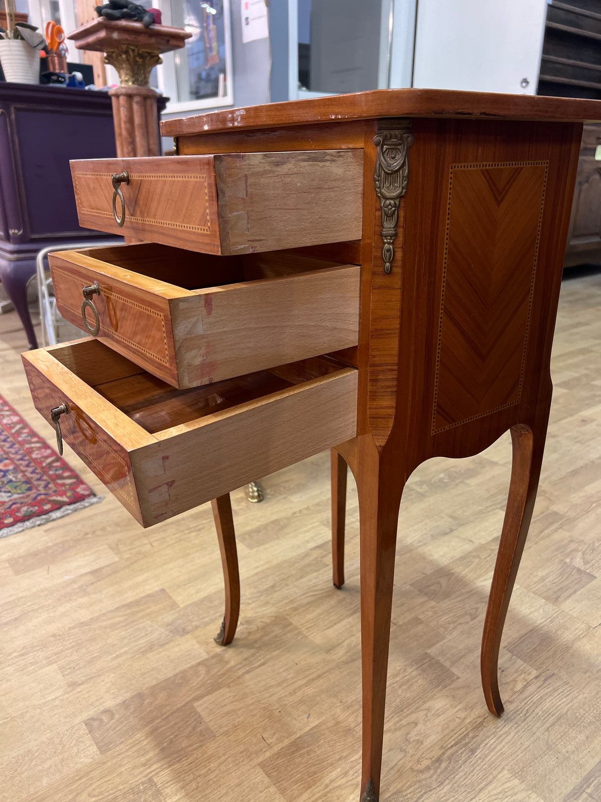 Kaunis italialainen lipasto L. 40cm, S. 29,5cm ja K. 74cm