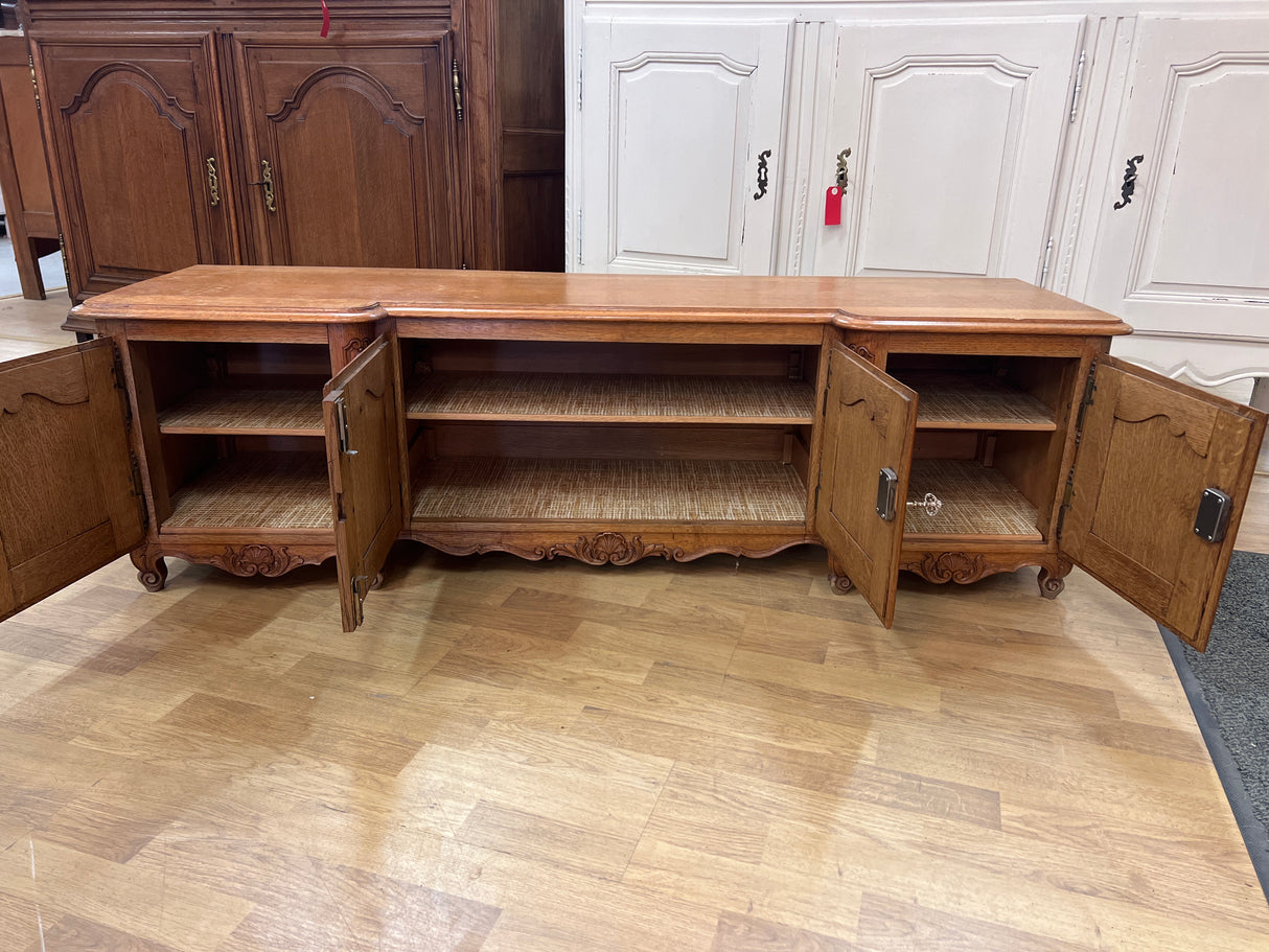 Gorgeous solid oak rococo sideboard / TV stand. W. 144cm, D. 40cm and H. 42.5cm