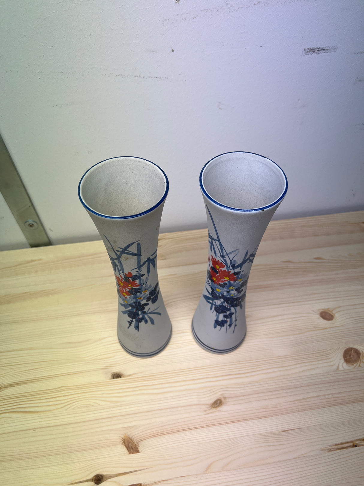 Upea, käsinmaalattu posliinimalja pari. K. 33,5cm.