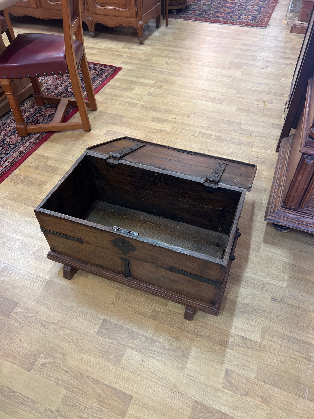 Kaunis vanha arkku L. 72cm, S. 39cm ja K. 36cm