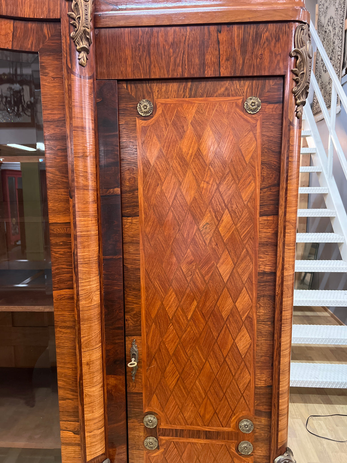 Upea ranskalainen toimiston kokonaisuus. Kirjoituspöytä, johtajan tuoli, asiakas tuoli x2 ja kirjakaappi😍