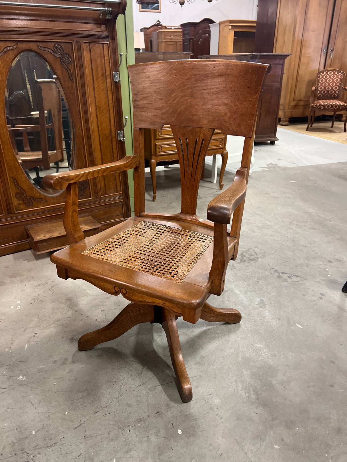 Kirjoituspöydän tuoli L. 60cm, S.50cm ja K. 98cm