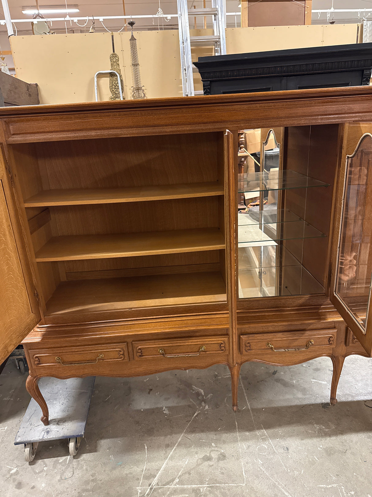 Upea rokokoo Leveä vitriini L.262cm, S.52.5cm, K.154cm