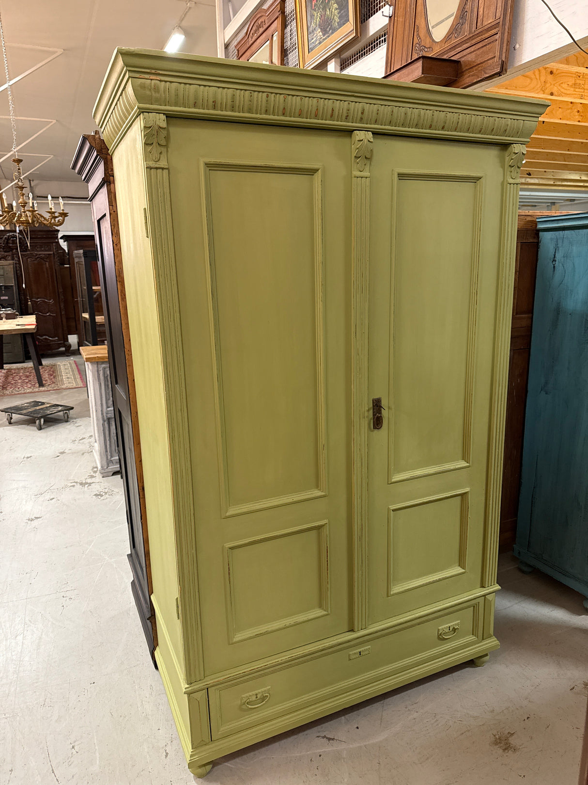 Kaunis talonpoikais-vaatekaappi L.125cm, S.57.5cm, K.197.5cm