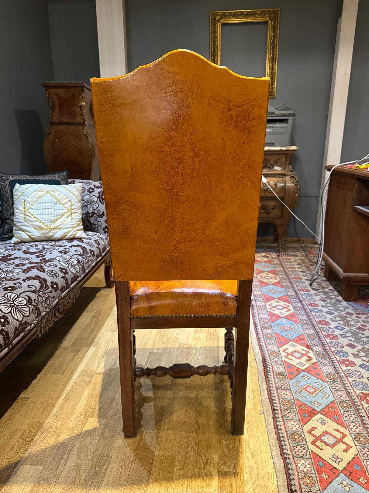 Kaunis ympäriverhoiltu tuoli