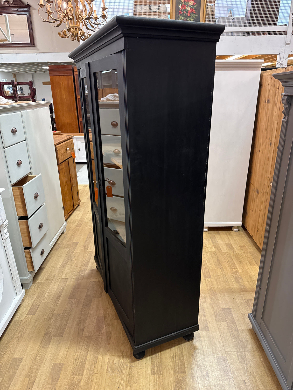 Musta vitriini L.111cm, S.46.5cm, K.175cm
