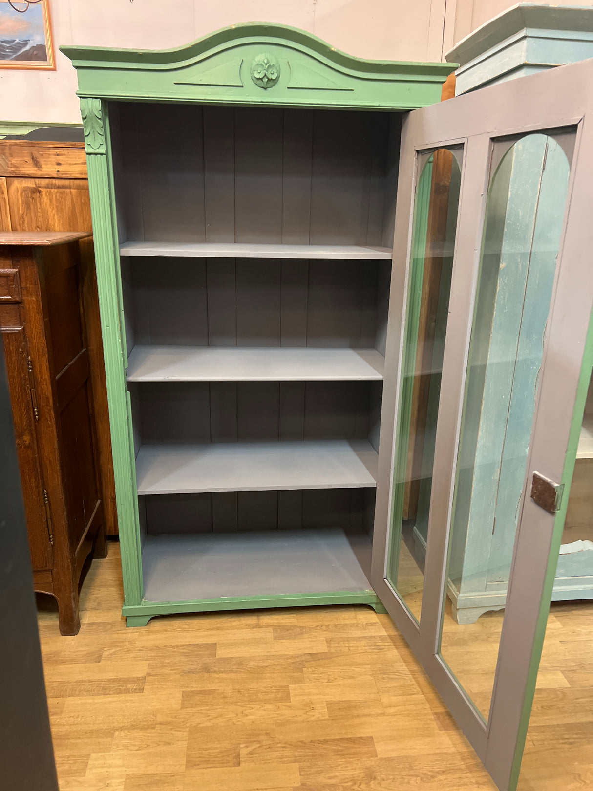 Kaunis yksiovinen vitriinikaappi L. 98,5cm, S. 51cm ja K. 177,5cm