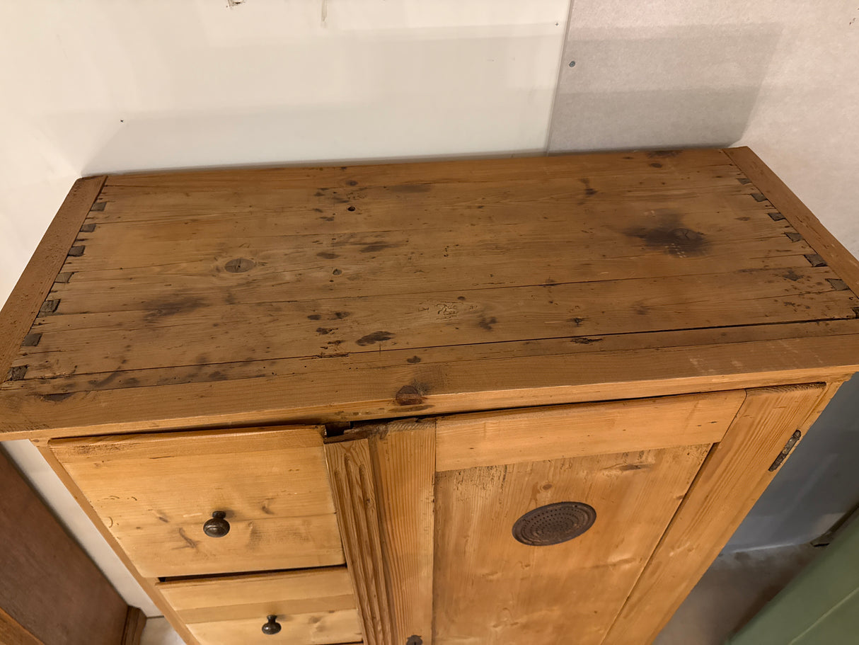 Upea talonpoikais-ruokakaappi L.98cm, S.43.5cm, K.151cm