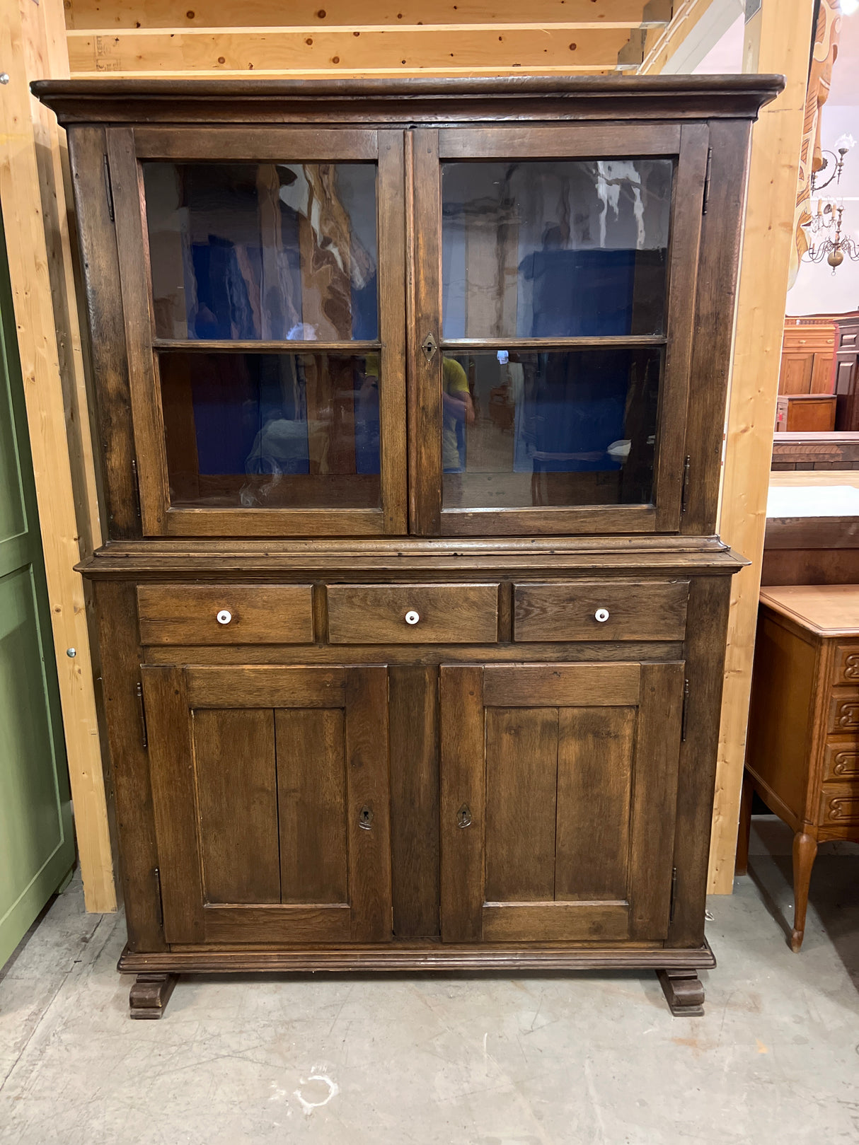 Astiakaappi L.140cm, S.51cm ja K. 195cm.