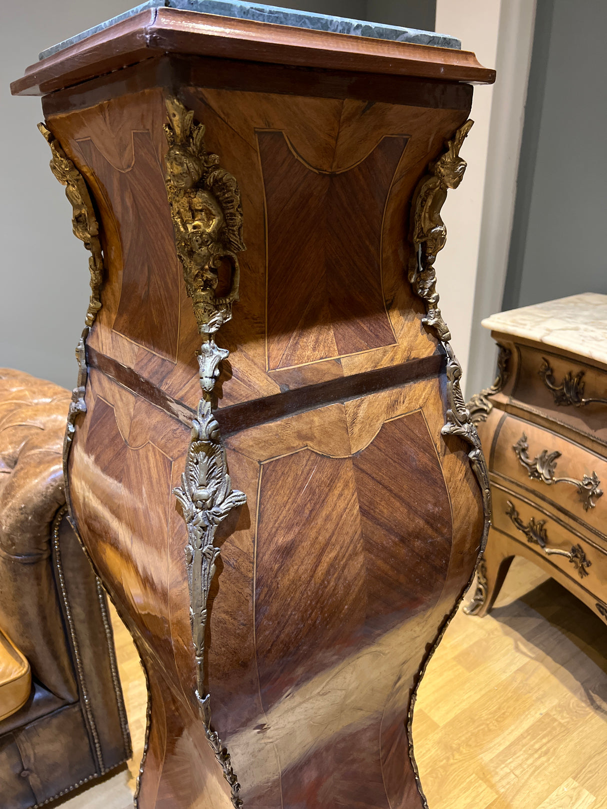 Upea Italialainen kukkapylväs L. 37cm, S. 37cm ja K. 137cm