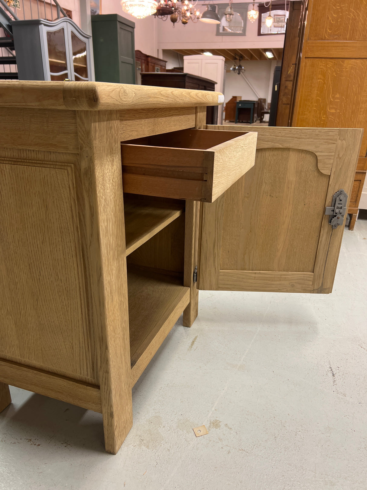 Oak chest of drawers