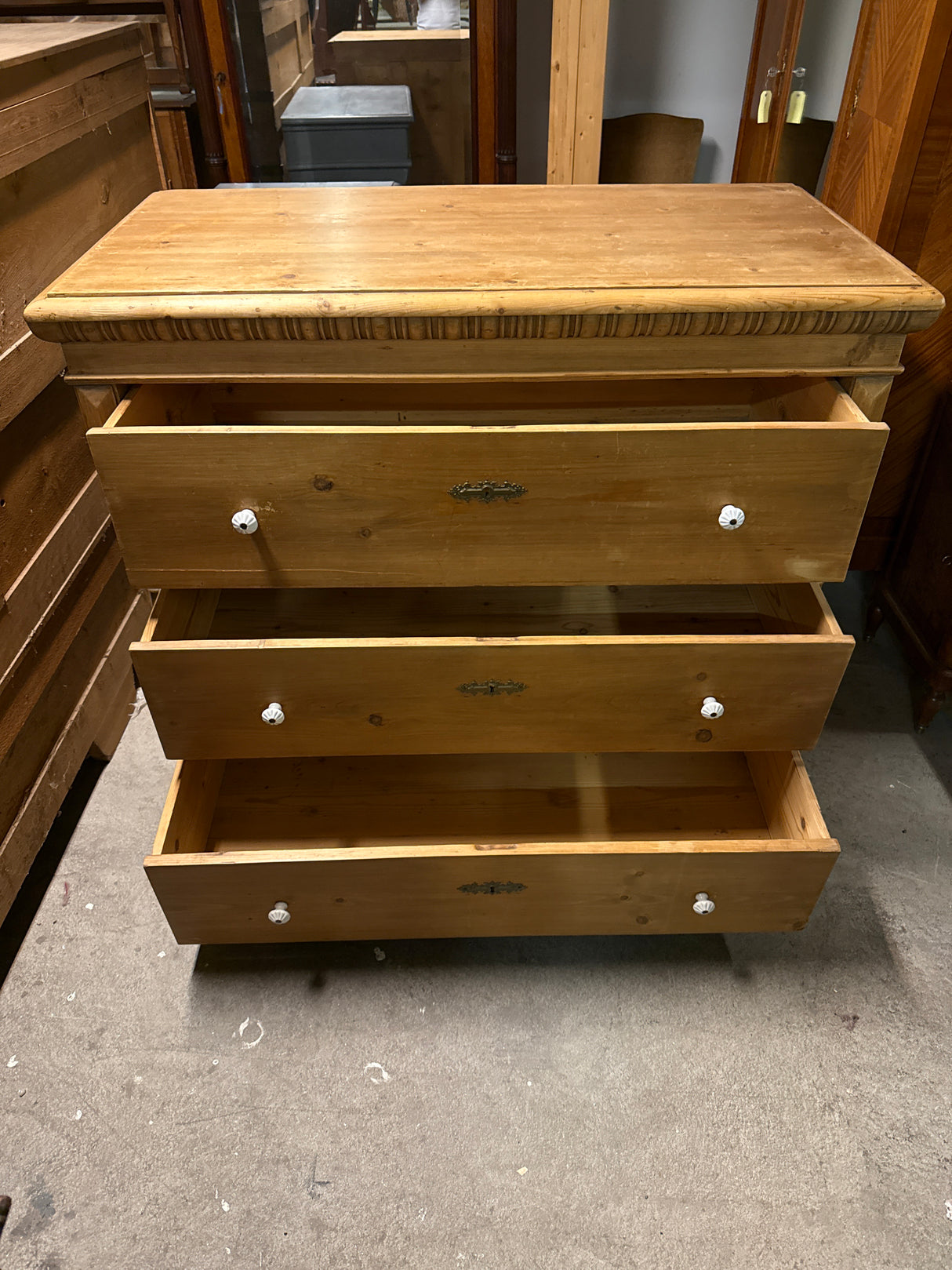 Peasant chest of drawers W.127cm, D.65cm, H.107cm