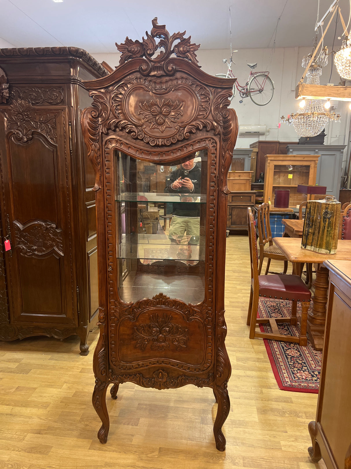 Single-door mahogany display cabinet, W. 67cm, D. 43cm, H. 198.5cm