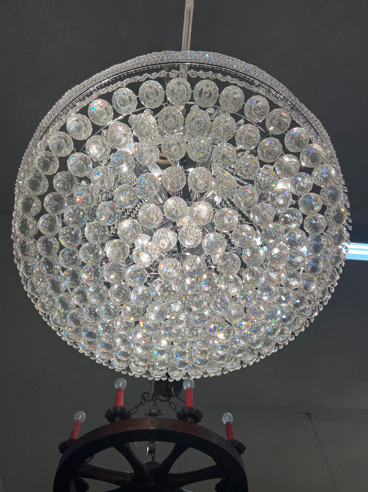 Kromirunkoinen kristallikruunu, halkaisija 50cm