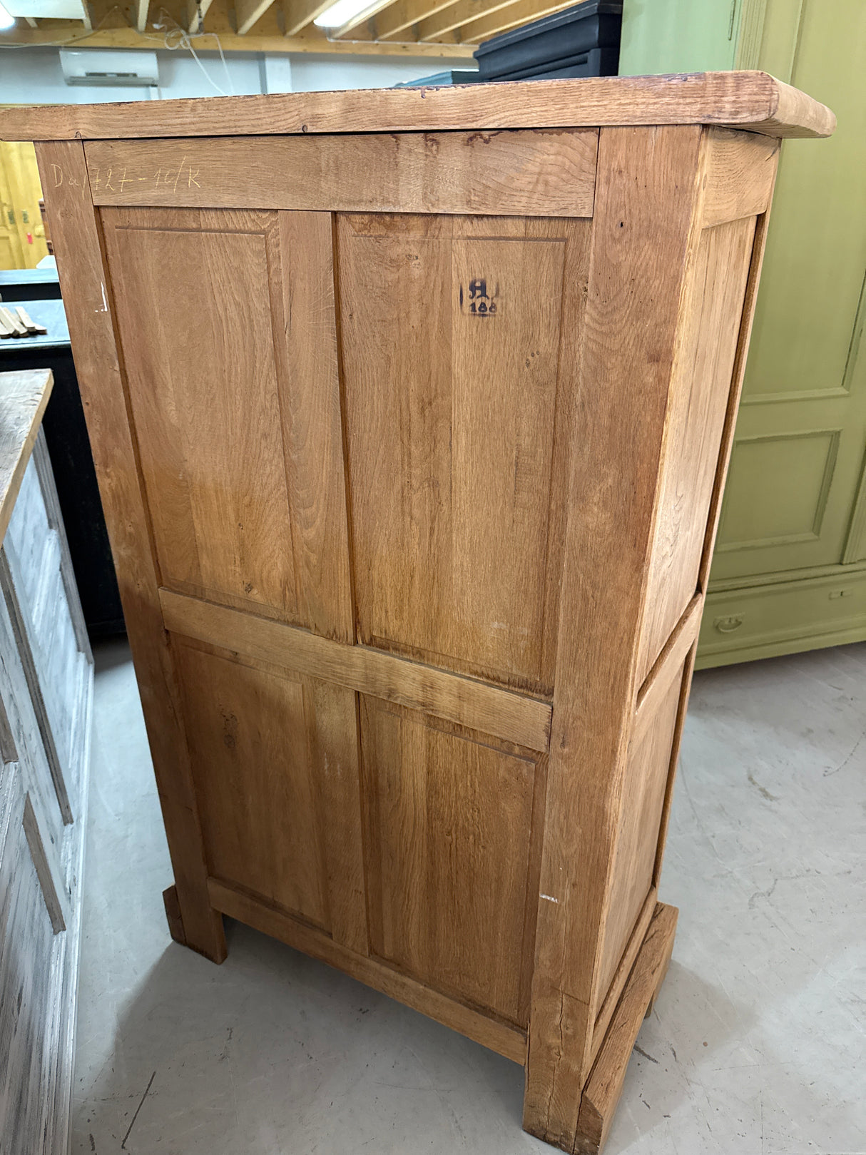 Sveitsiläisen kelloliikkeen arkistokaappi L.90cm, S.45cm, K.142.5cm