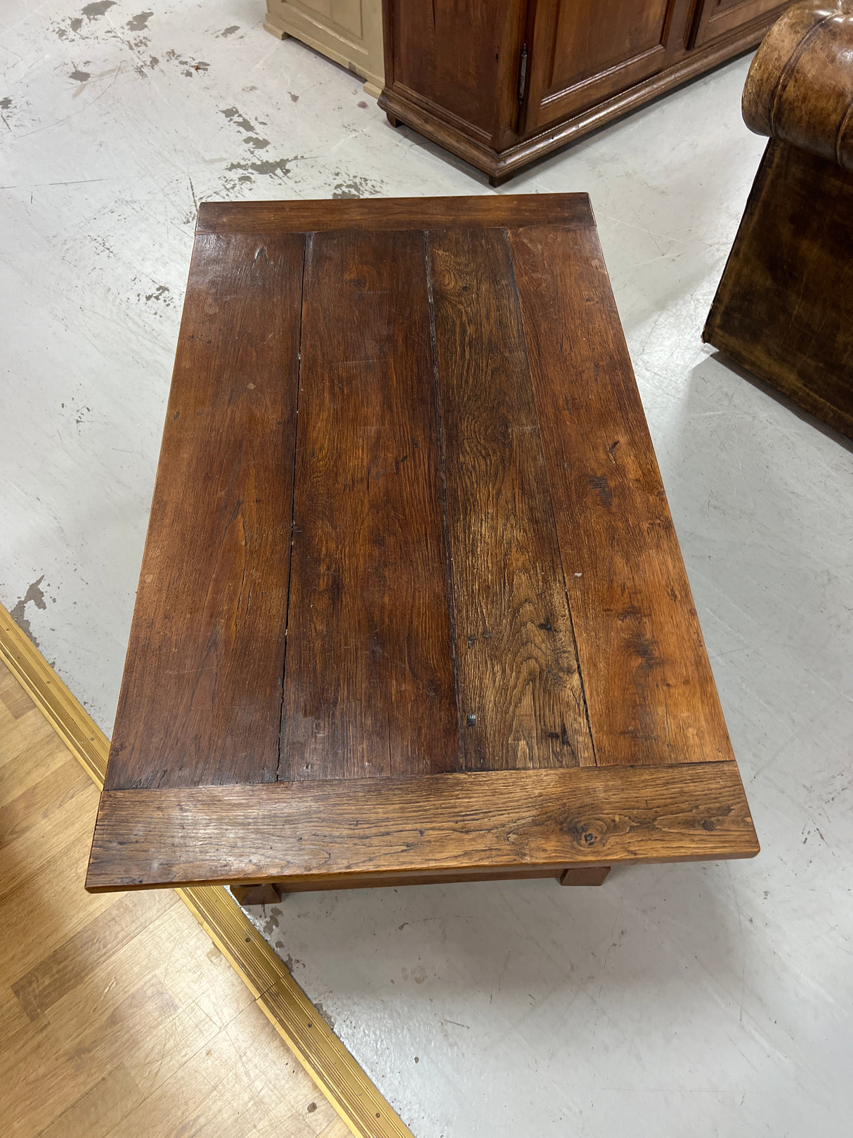 Solid oak coffee table. L. 117.5cm, W. 69cm and H. 52cm