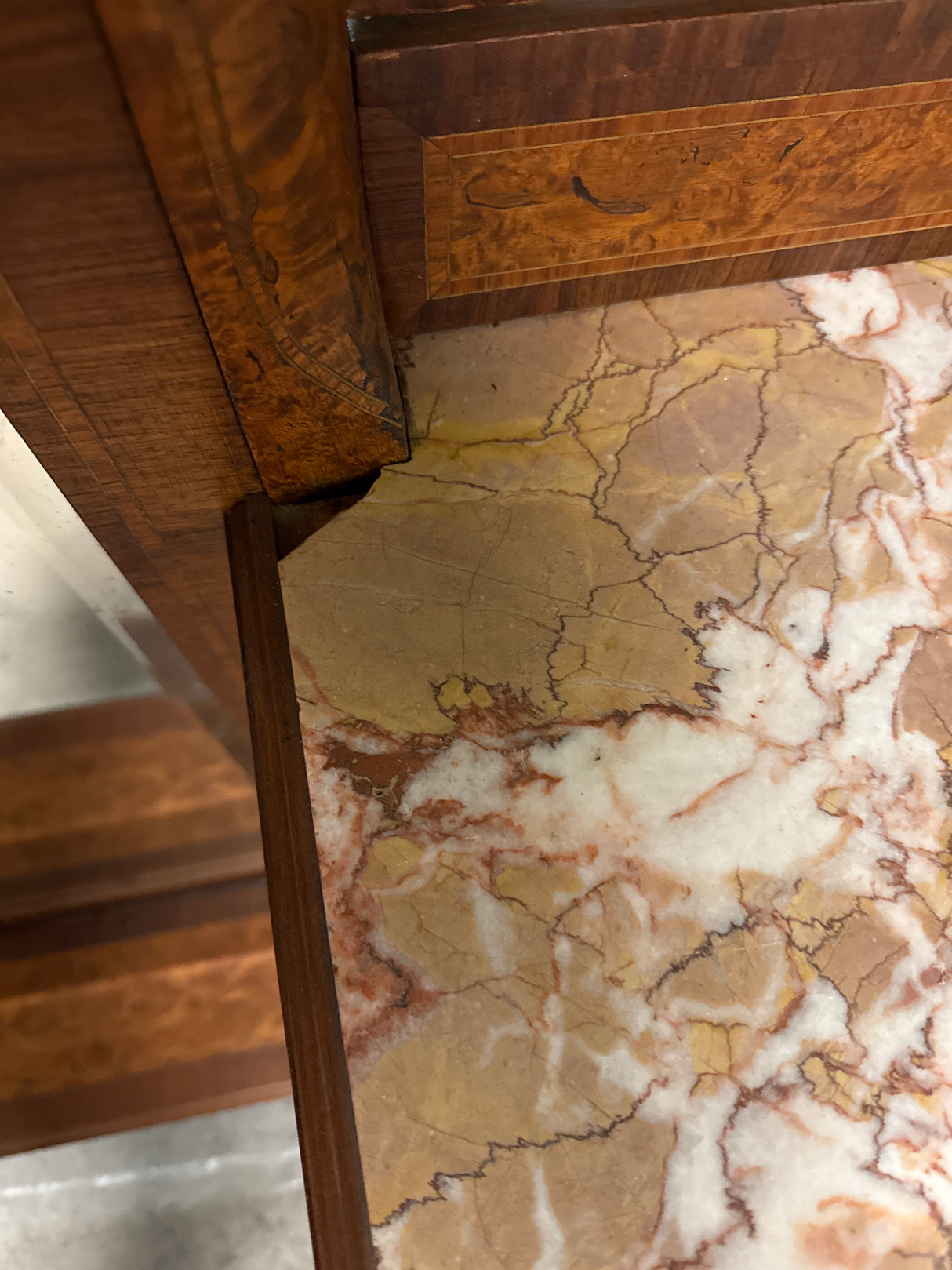 Peilipöytä / pukeutumiskaluste L.131cm, S.45cm, K.189cm