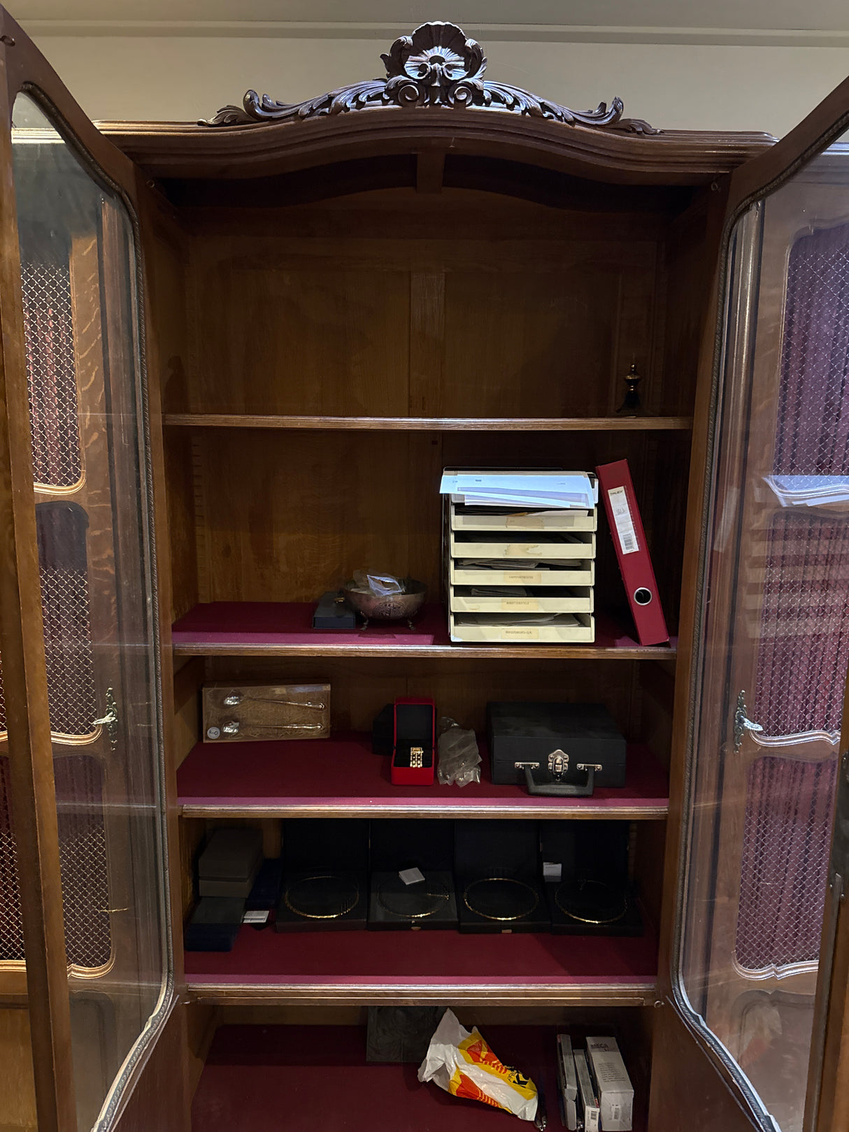 Rokokoo kirja/astiakaappi L.206cm, S.46cm, K.212