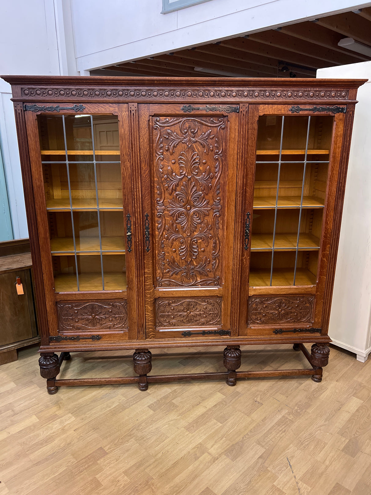 Barokki kirja/astiakaappi L. 175cm, S. 43cm ja K. 174cm