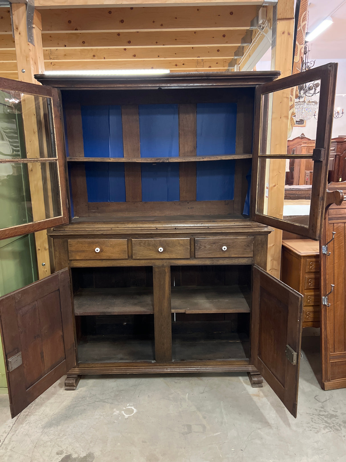 Astiakaappi L.140cm, S.51cm ja K. 195cm.