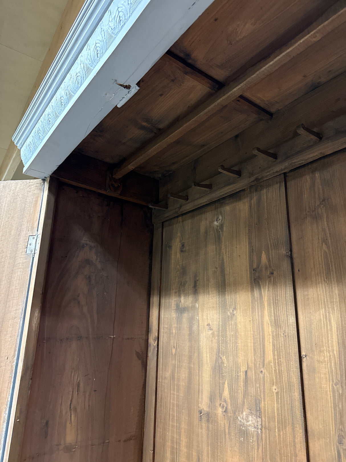 Upea helmenharmaa antiikkikaappi