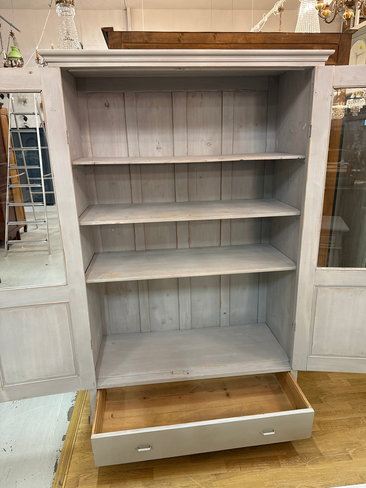 Vaaleanharmaa vitriinikaappi L.120cm, S.53cm, K.189cm