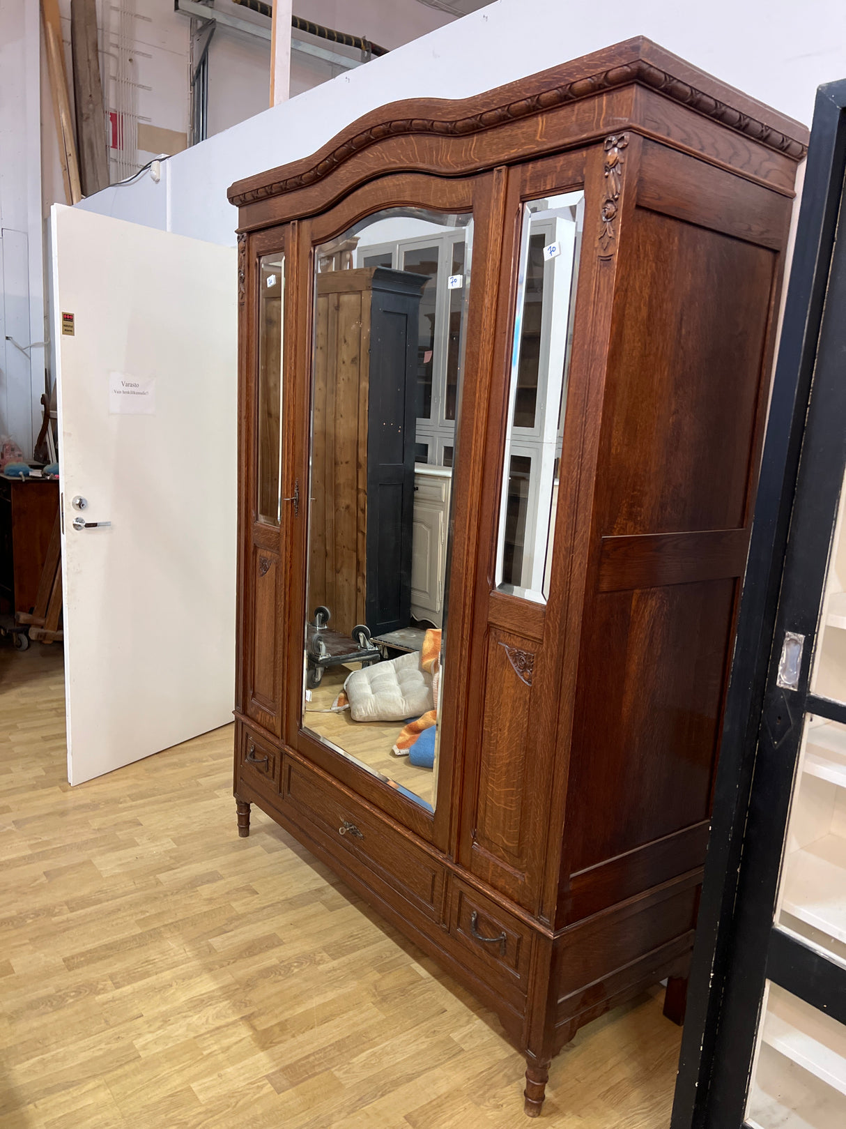 Beautiful oak Art Nouveau wardrobe W. 150cm, D. 57cm and H. 214cm